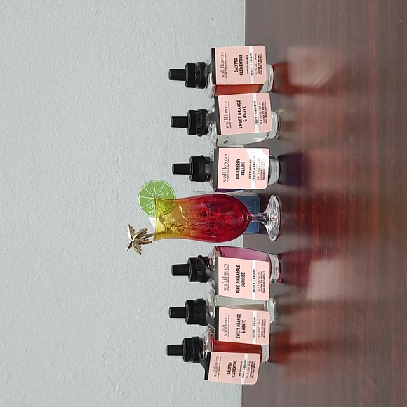 Bath & Body Works TROPICAL DRINK Nightlight Plug & 6 Wallflower Refills - Picture 1 of 5